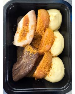 Duo van bloedworst met aardappelpuree en geroosterde appels